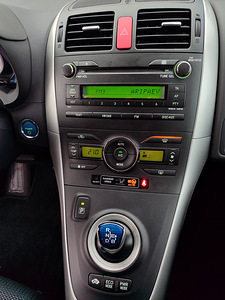 Toyota Auris Hybrid (8 foto / 12)
