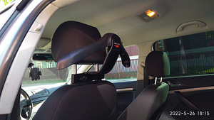 Riidepuu autosse (ülikonnapuu) peatoe külge (1 foto / 2)