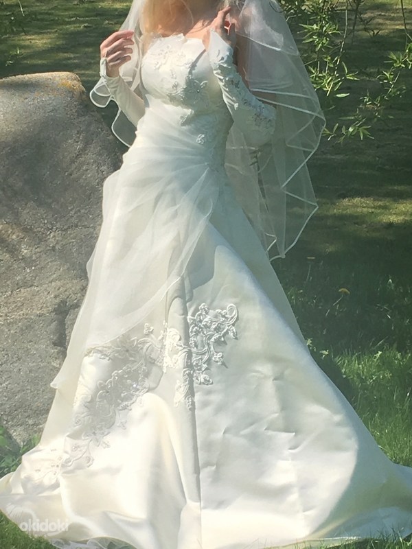 Очень красивое свадебное платье и аксессуары (фото #1)