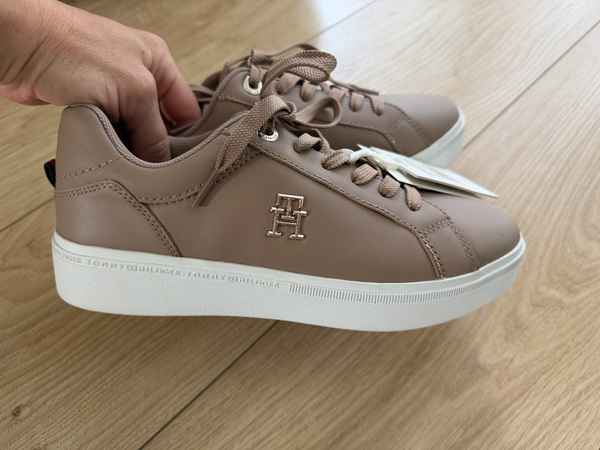 Tommy Hilfiger, 37