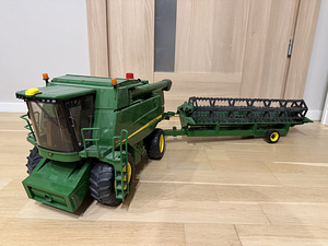 BRUDER John Deere T670i 1:16 (2 foto / 8)