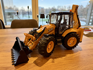 BRUDER Ekskavaator-laadur JCB 5CX 1:16 (2 foto / 7)