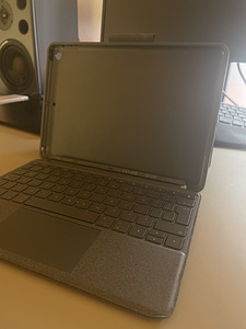 Logitech Combo Touch klaviatuur ja ümbris iPad-ile (7, 8, 9) (1 foto / 4)