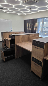 Heas seisukorras kontori-/büroomööbel. Laud (4 foto / 6)