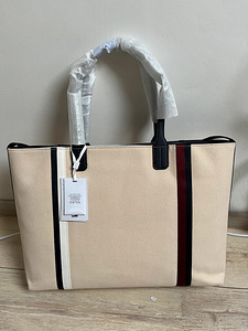 Tommy Hilfiger (2 фото из 3)