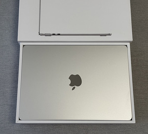 Apple Macbook Air 13 M3 2024 8/512GB Starlight, аккумулятор 100%