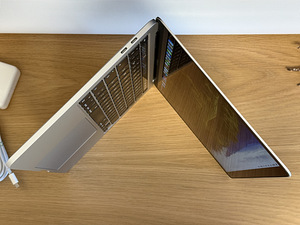 Apple Macbook Pro 13 M2 8/256GB Silver SWE uueväärne Aku 89% (3 foto / 8)