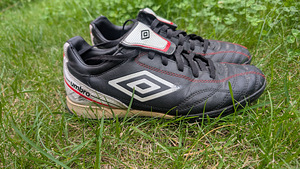 Umbro jalgpallijalatsid, suurus 41 (4 foto / 7)