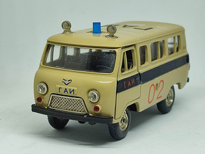 Mudelauto UAZ 452B miilits. A41. USSR. Karbis. 1:43 (2 foto / 10)