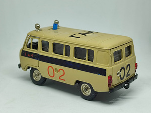 Mudelauto UAZ 452B miilits. A41. USSR. Karbis. 1:43 (3 foto / 10)