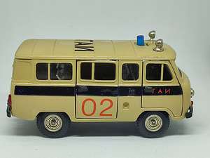 Mudelauto UAZ 452B miilits. A41. USSR. Karbis. 1:43 (5 foto / 10)
