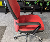 Офисный стул красный