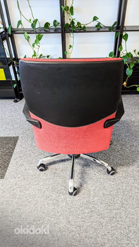 Офисный стул красный (фото #2)
