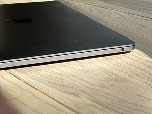 MacBook Pro (13" 2020) / M1 / 8 GB / 512 GB (4 foto / 8)
