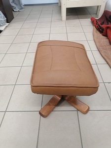 Кожаный диван. (3 фото из 3)