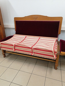 Диван антикварный. (2 фото из 3)