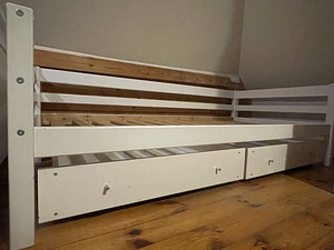 Puidust laste voodi sahtlitega 90 x 190 (1 foto / 3)