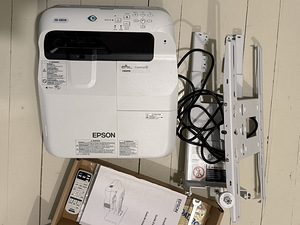 Projektor Epson EB-685W (1 foto / 1)