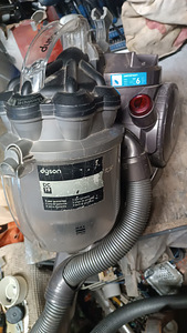 Пылесос Dyson (1 фото из 4)