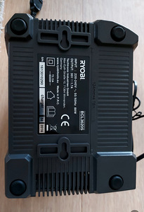 Зарядное устройство Ryobi + аккумулятор (2 фото из 4)