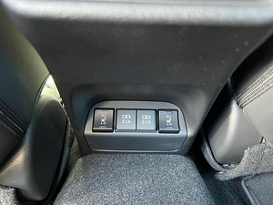 Лексус UX300e (7 фото из 10)