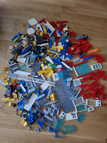 Детали различных комплектов LEGO