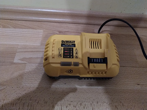 Dewalt laadija DCB118 (1 foto / 2)