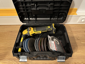 DeWALT akutoitega harjadeta tööriist (4 foto / 10)