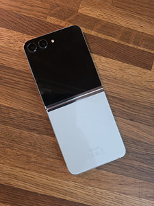 Samsung Galaxy Z Flip 5 512Gb MINT (1 foto / 3)