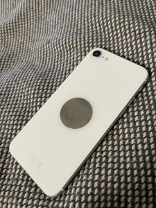 iPhone SE (2020) 64 ГБ (2 фото из 3)