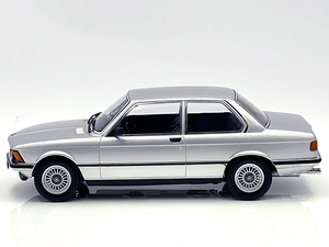 BMW E21 323i mudelauto 1:18