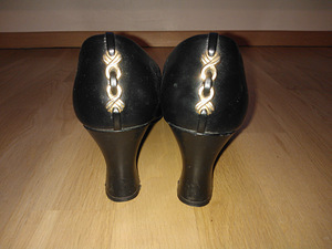 Pidulikud mustad kontsaga naiste kingad