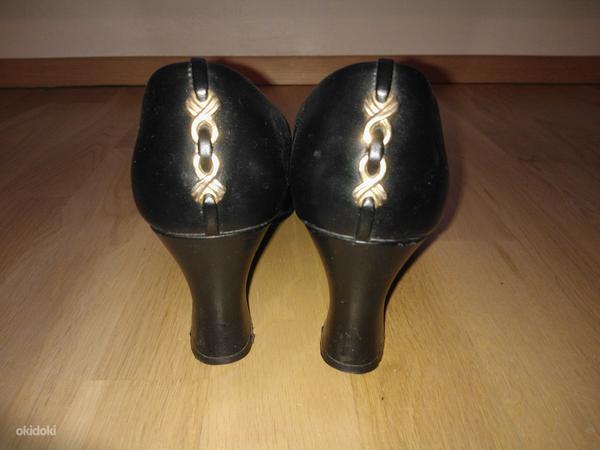 Праздничные черные туфли на каблуке (фото #1)