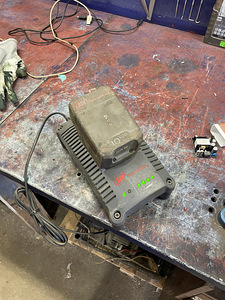 Ingersoll rand IQ v20 аккумулятор и зарядное устройство (1 фото из 4)