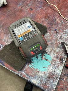 Ingersoll rand IQ v20 аккумулятор и зарядное устройство (2 фото из 4)