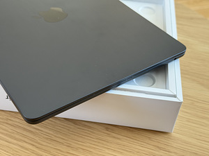 MacBook Air M3 13,6'' 16GB/512gb 2024 (2 foto / 7)