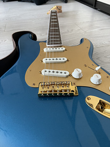 Fender Squier Stratocaster 40th anniversary gold edition (2 foto / 6)