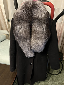 Пальто зимнее с натуральным мехом.