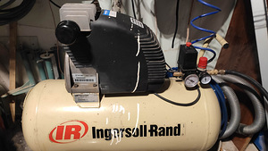 Компрессор Ingersoll Rand (1 фото из 3)