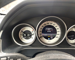 MERCEDES-BENZ E 220 BLUETEC 2.1 125kW AVANTGARDE (8 foto / 15)