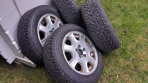 Зимние шины 215/55R16 и оригинальные диски Volvo 7J×16×49 (1 фото из 8)