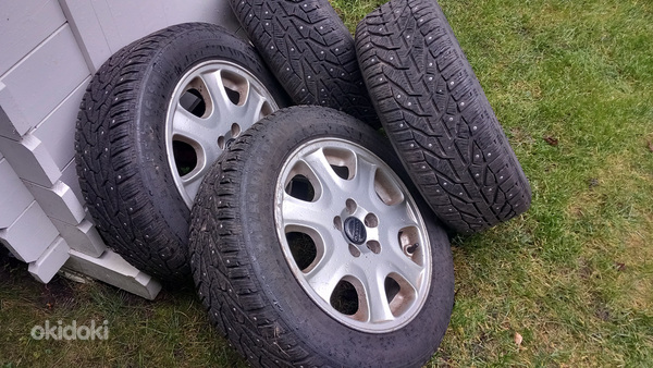 Зимние шины 215/55R16 и оригинальные диски Volvo 7J×16×49