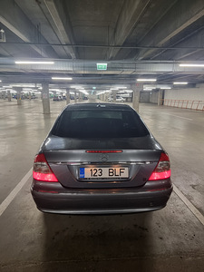 Mercedes-Benz E320 4Matic 165kw (7 foto / 8)