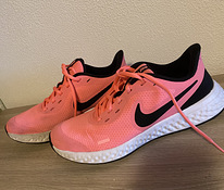 Erkroosad Nike Revolution tossud 38,5nr