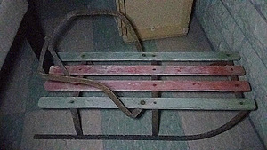 АНТИЧНЫЕ САНКИ (2 фото из 3)