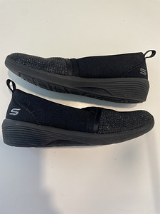 Skechers Air cooled nr 39 mustad kingad (2 foto / 2)