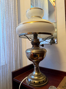 Eestiaegne petrooleumlamp, ümber ehitatud elektrile (2 foto / 2)