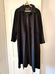 Must villane naiste sirgeseljaline vöötatud mantel (1 foto / 3)