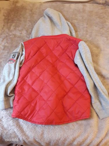 Красно-серая стильная куртка, размер 128 (фото #2)