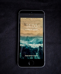 iPhone SE Space Gray 32 GB 2016 (2 foto / 7)